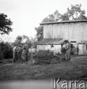 Lata 30., Borysław, Polska (obecnie Ukraina).
Rodzina Chobotów podczas grabienia siana, prawdopodobnie w ogrodzie domu państwa Chobotów przy ulicy Legionów 93. N/z od lewej: Witold Lis-Olszewski, Gustaw Chobot, Helena Chobot, Maria Chobot, Henryka Lis-Olszewska.
Fot. NN, kolekcja Witolda Lis-Olszewskiego, zbiory Ośrodka KARTA