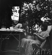 Lata 30., Borysław, Polska (obecnie Ukraina).
Witold Lis-Olszewski i jego żona Henryka Lis-Olszewska - prawdopodobnie w ogrodzie domu rodziny Chobotów przy ulicy Legionów 93.
Fot. NN, kolekcja Witolda Lis-Olszewskiego, zbiory Ośrodka KARTA