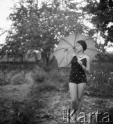 Lata 30., Borysław, Polska (obecnie Ukraina).
Prawdopodobnie Maria Chobot, córka Gustawa i Heleny Chobotów, przyrodnia siostra Henryki Lis-Olszewskiej - prawdopodobnie w ogrodzie domu rodziny Chobotów przy ulicy Legionów 93.
Fot. NN, kolekcja Witolda Lis-Olszewskiego, zbiory Ośrodka KARTA