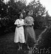 Lata 30., Borysław, Polska (obecnie Ukraina).
Od lewej: prawdopodobnie Maria Chobot, Henryka Lis-Olszewska - prawdopodobnie w ogrodzie domu rodziny Chobotów przy ulicy Legionów 93.
Fot. NN, kolekcja Witolda Lis-Olszewskiego, zbiory Ośrodka KARTA