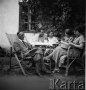 Lata 30., Borysław, Polska (obecnie Ukraina).
Rodzina Chobotów, prawdopodobnie przed domem przy ulicy Legionów 93. N/z od lewej: inżynier Gustaw Chobot, Witold Lis-Olszewski, prawdopodobnie Maria Chobot, Helena Chobot, Henryka Lis-Olszewska.
Fot. NN, kolekcja Witolda Lis-Olszewskiego, zbiory Ośrodka KARTA
