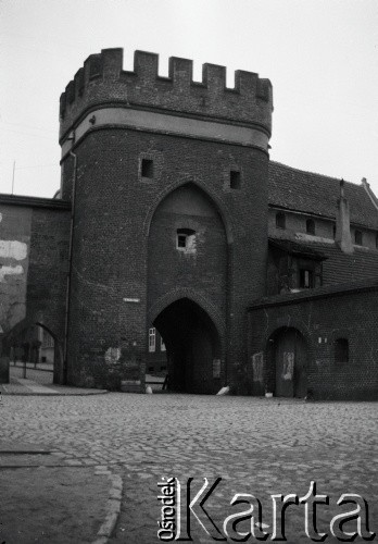 1936, Toruń, Polska.
Brama Mostowa, widok od strony Wisły.
Fot. NN, kolekcja Witolda Lis-Olszewskiego, zbiory Ośrodka KARTA