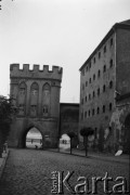 1936, Toruń, Polska.
Brama Mostowa, widok od strony miasta.
Fot. NN, kolekcja Witolda Lis-Olszewskiego, zbiory Ośrodka KARTA