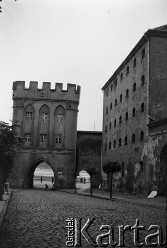 1936, Toruń, Polska.
Brama Mostowa, widok od strony miasta.
Fot. NN, kolekcja Witolda Lis-Olszewskiego, zbiory Ośrodka KARTA