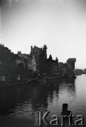 1936, Gdańsk, Polska.
Gdańska Starówka i Długie Pobrzeże nad Motławą, w głębi Żuraw.
Fot. NN, kolekcja Witolda Lis-Olszewskiego, zbiory Ośrodka KARTA
