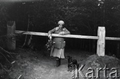 1928, Orów, Polska (obecnie Ukraina).
Henryka Lis-Olszewska z psem Tuptusiem na wycieczce.
Fot. NN, kolekcja Witolda Lis-Olszewskiego, zbiory Ośrodka KARTA