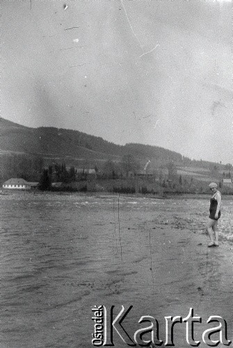 1929, prawdopodobnie Polska.
Kobieta nad wodą, w górach.
Fot. NN, kolekcja Witolda Lis-Olszewskiego, zbiory Ośrodka KARTA