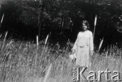 Czerwiec 1928, Brzuchowice k/Lwowa, Polska (obecnie Ukraina).
Henryka Lis-Olszewska na łące.
Fot. NN, kolekcja Witolda Lis-Olszewskiego, zbiory Ośrodka KARTA