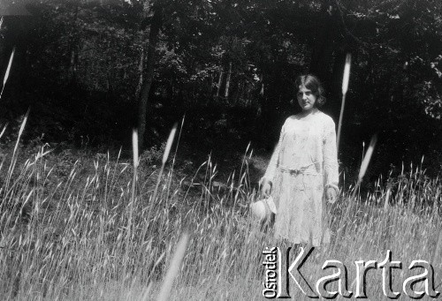 Czerwiec 1928, Brzuchowice k/Lwowa, Polska (obecnie Ukraina).
Henryka Lis-Olszewska na łące.
Fot. NN, kolekcja Witolda Lis-Olszewskiego, zbiory Ośrodka KARTA