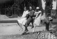 Czerwiec 1928, Brzuchowice k/Lwowa, Polska (obecnie Ukraina).
Wycieczka za miasto, n/z Henryka Lis-Olszewska (z prawej).
Fot. NN, kolekcja Witolda Lis-Olszewskiego, zbiory Ośrodka KARTA