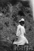 Czerwiec 1928, Brzuchowice k/Lwowa, Polska (obecnie Ukraina).
Henryka Lis-Olszewska podczas wycieczki.
Fot. NN, kolekcja Witolda Lis-Olszewskiego, zbiory Ośrodka KARTA