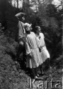 Czerwiec 1928, Brzuchowice k/Lwowa, Polska (obecnie Ukraina).
Wycieczka za miasto, n/z Witold Lis-Olszewski i Henryka Lis-Olszewska (w środku).
Fot. NN, kolekcja Witolda Lis-Olszewskiego, zbiory Ośrodka KARTA