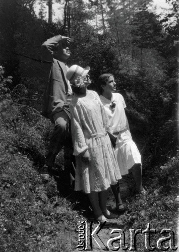 Czerwiec 1928, Brzuchowice k/Lwowa, Polska (obecnie Ukraina).
Wycieczka za miasto, n/z Witold Lis-Olszewski i Henryka Lis-Olszewska (w środku).
Fot. NN, kolekcja Witolda Lis-Olszewskiego, zbiory Ośrodka KARTA