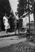 Czerwiec 1928, Brzuchowice k/Lwowa, Polska (obecnie Ukraina).
Wycieczka za miasto, n/z Witold Lis-Olszewski i Henryka Lis-Olszewska (z prawej).
Fot. NN, kolekcja Witolda Lis-Olszewskiego, zbiory Ośrodka KARTA