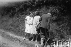 Czerwiec 1928, Brzuchowice k/Lwowa, Polska (obecnie Ukraina).
Henryka Lis-Olszewska (w środku) podczas wycieczki.
Fot. NN, kolekcja Witolda Lis-Olszewskiego, zbiory Ośrodka KARTA