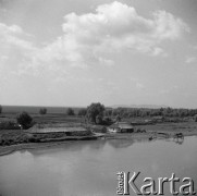 Lata 30., miejsce nieznane.
Zabudowania na brzegu rzeki.
Fot. NN, kolekcja Witolda Lis-Olszewskiego, zbiory Ośrodka KARTA