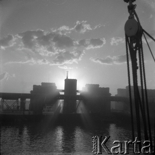 1936, prawdopodobnie Morze Czarne.
Zabudowania portowe, widok ze statku. Zdjęcie wykonane podczas podróży zagranicznej do Rumunii i Turcji.
Fot. NN, kolekcja Witolda Lis-Olszewskiego, zbiory Ośrodka KARTA