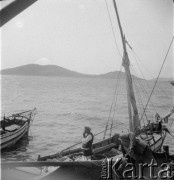 1936, Morze Czarne, Turcja lub Rumunia.
Rybacy na łodziach. Zdjęcie wykonane podczas podróży zagranicznej do Rumunii i Turcji.
Fot. NN, kolekcja Witolda Lis-Olszewskiego, zbiory Ośrodka KARTA