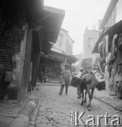 1936, prawdopodobnie Stambuł, Turcja.
Życie codzienne na ulicach miasta.
Fot. NN, kolekcja Witolda Lis-Olszewskiego, zbiory Ośrodka KARTA