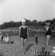 Lata 30., Polska.
Prawdopodobnie Maria Chobot na kąpielisku nad brzegiem rzeki.
Fot. NN, kolekcja Witolda Lis-Olszewskiego, zbiory Ośrodka KARTA