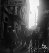 1936, prawdopodobnie Stambuł, Turcja.
Życie codzienne na ulicach miasta.
Fot. NN, kolekcja Witolda Lis-Olszewskiego, zbiory Ośrodka KARTA