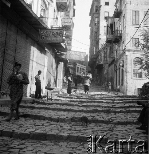 1936, prawdopodobnie Stambuł, Turcja.
Życie codzienne na ulicach miasta.
Fot. NN, kolekcja Witolda Lis-Olszewskiego, zbiory Ośrodka KARTA