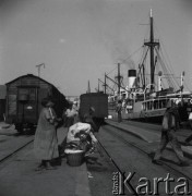 08.1936, prawdopodobnie Konstanca, Rumunia.
Nabrzeże portowe, wagony i statki.
Fot. NN, kolekcja Witolda Lis-Olszewskiego, zbiory Ośrodka KARTA