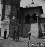 1936, Rumunia lub Turcja.
Polscy harcerze na ulicy miasta.
Fot. NN, kolekcja Witolda Lis-Olszewskiego, zbiory Ośrodka KARTA