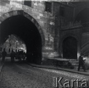 1936, prawdopodobnie Stambuł, Turcja.
Życie codzienne na ulicach miasta.
Fot. NN, kolekcja Witolda Lis-Olszewskiego, zbiory Ośrodka KARTA