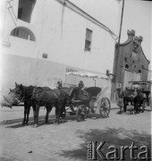 1936, Rumunia lub Turcja.
Postój dorożek.
Fot. NN, kolekcja Witolda Lis-Olszewskiego, zbiory Ośrodka KARTA