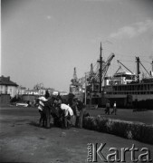 08.1936, prawdopodobnie Konstanca, Rumunia.
Port i zabudowania portowe, statek przy nabrzeżu.
Fot. NN, kolekcja Witolda Lis-Olszewskiego, zbiory Ośrodka KARTA