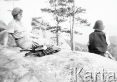 Lata 20., Jamielnica, Polska (obecnie Ukraina).
Henryka Lis-Olszewska na wycieczce w okolicy skałek jamielnickich.
Fot. NN, kolekcja Witolda Lis-Olszewskiego, zbiory Ośrodka KARTA