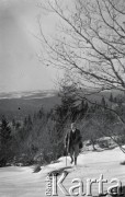 Lata 20., Jamielnica, Polska (obecnie Ukraina).
Witold Lis-Olszewski na zimowej wycieczce w okolicy skałek jamielnickich.
Fot. NN, kolekcja Witolda Lis-Olszewskiego, zbiory Ośrodka KARTA