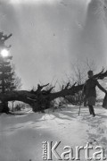 Lata 20., Jamielnica, Polska (obecnie Ukraina).
Henryka Lis-Olszewska na zimowej wycieczce w okolicy skałek jamielnickich.
Fot. NN, kolekcja Witolda Lis-Olszewskiego, zbiory Ośrodka KARTA