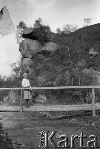 17.05.1929, Jamielnica, Polska (obecnie Ukraina).
Henryka Lis-Olszewska na wycieczce w okolicy skałek jamielnickich.
Fot. NN, kolekcja Witolda Lis-Olszewskiego, zbiory Ośrodka KARTA