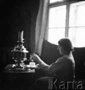 Lata 30., Polska.
Henryka Lis-Olszewska nalewa herbatę z samowara.
Fot. NN, kolekcja Witolda Lis-Olszewskiego, zbiory Ośrodka KARTA