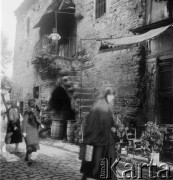 Lata 30., Rumunia lub Turcja.
Życie codzienne w zaułku miasta.
Fot. NN, kolekcja Witolda Lis-Olszewskiego, zbiory Ośrodka KARTA