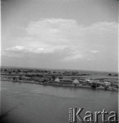 1930, Wisła, Polska.
Rejs po Wiśle, widok ze statku na brzeg rzeki.
Fot. NN, kolekcja Witolda Lis-Olszewskiego, zbiory Ośrodka KARTA