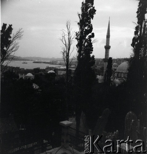 1936, prawdopodobnie Stambuł, Turcja.
Panorama miasta, minaret.
Fot. NN, kolekcja Witolda Lis-Olszewskiego, zbiory Ośrodka KARTA