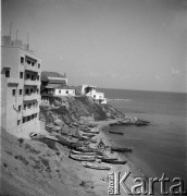 1936, prawdopodobnie Turcja.
Zabudowania i łodzie nad brzegiem morza.
Fot. NN, kolekcja Witolda Lis-Olszewskiego, zbiory Ośrodka KARTA