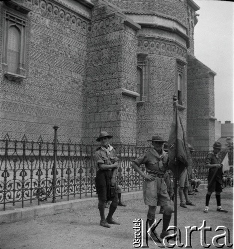1936, Stambuł, Turcja.
Polscy harcerze ze sztandarem na ulicy miasta.
Fot. NN, kolekcja Witolda Lis-Olszewskiego, zbiory Ośrodka KARTA