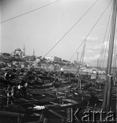 1936, Stambuł, Turcja.
Łodzie w porcie.
Fot. NN, kolekcja Witolda Lis-Olszewskiego, zbiory Ośrodka KARTA