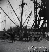 08.1936, prawdopodobnie Konstanca, Rumunia.
Port i urządzenia portowe, furmanka z workami na nabrzeżu.
Fot. NN, kolekcja Witolda Lis-Olszewskiego, zbiory Ośrodka KARTA