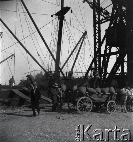 08.1936, prawdopodobnie Konstanca, Rumunia.
Port i urządzenia portowe, furmanka z workami na nabrzeżu.
Fot. NN, kolekcja Witolda Lis-Olszewskiego, zbiory Ośrodka KARTA