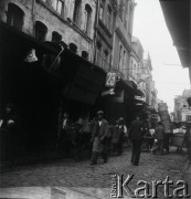 1936, Stambuł, Turcja.
Życie codzienne, n/z przechodnie w uliczce.
Fot. NN, kolekcja Witolda Lis-Olszewskiego, zbiory Ośrodka KARTA