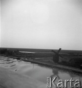 1930, Wisła, Polska.
Rejs po Wiśle, widok ze statku na brzeg rzeki.
Fot. NN, kolekcja Witolda Lis-Olszewskiego, zbiory Ośrodka KARTA