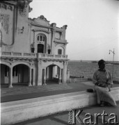 08.1936, Konstanca, Rumunia.
Henryka Lis-Olszewska podczas podróży zagranicznej do Rumunii i Turcji, w głębi budynek kasyna.
Fot. NN, kolekcja Witolda Lis-Olszewskiego, zbiory Ośrodka KARTA