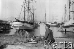 08.1936, prawdopodobnie Konstanca, Rumunia.
Witold Lis-Olszewski w porcie, maluje obraz.
Fot. NN, kolekcja Witolda Lis-Olszewskiego, zbiory Ośrodka KARTA