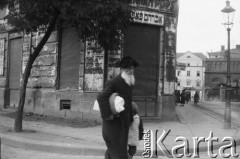Lata 30., prawdopodobnie Lwów, Polska (obecnie Ukraina).
Chasyd na ulicy miasta, w głębi sklep żydowski.
Fot. NN, kolekcja Witolda Lis-Olszewskiego, zbiory Ośrodka KARTA