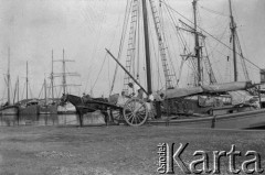 08.1936, prawdopodobnie Konstanca, Rumunia.
Statki w porcie, wóz na nabrzeżu.
Fot. NN, kolekcja Witolda Lis-Olszewskiego, zbiory Ośrodka KARTA